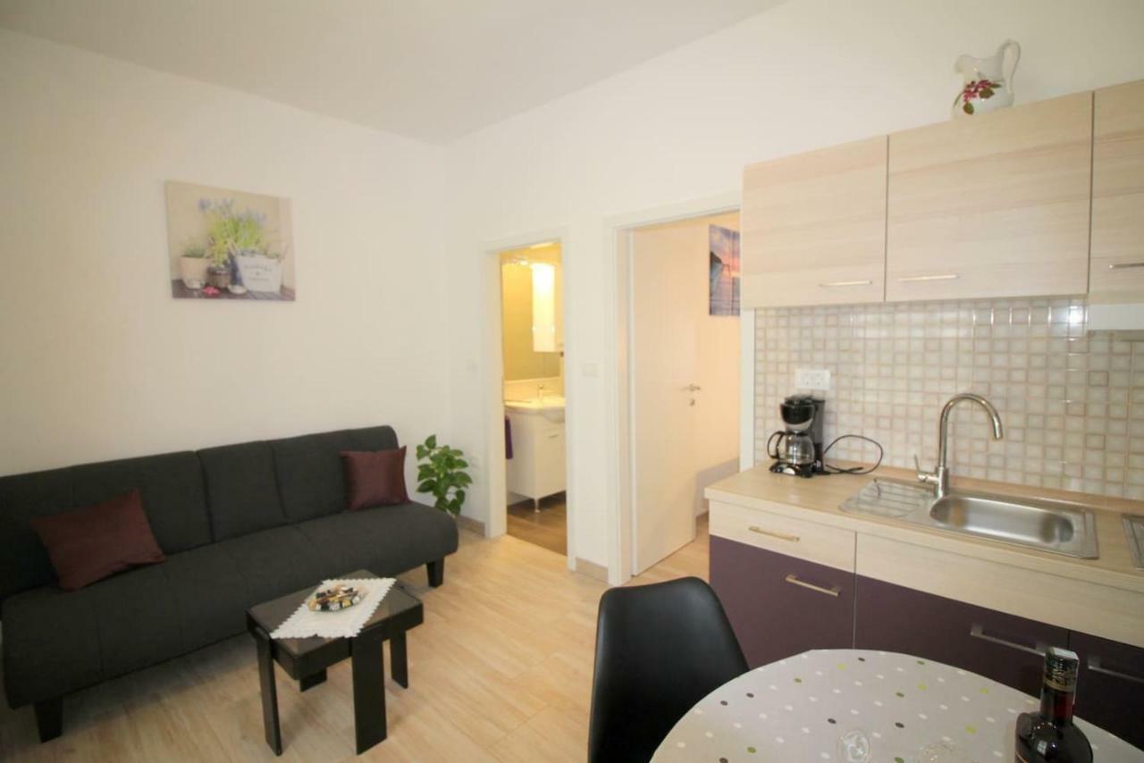 Apartment Noemi In City Center Пореч Екстериор снимка